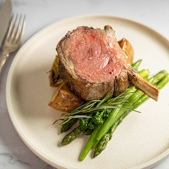 Standing rib roast with asparagus, rosemary and potato